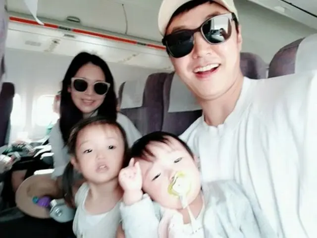 俳優ユン・サンヒョン －歌手MayBee 夫妻、2人の娘と一緒に済州島旅行。