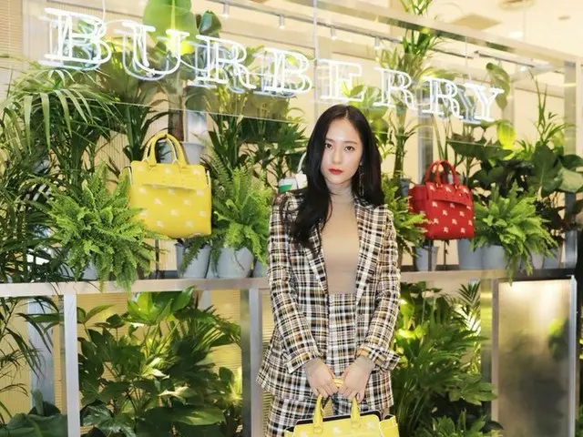 【g公式nob】f(x) クリスタル、新世界百貨店江南店1階バーバリーポップアップストアでの写真を公開。