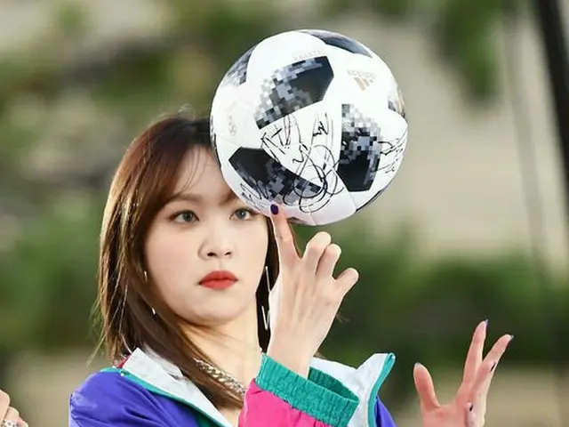 EXID ハニ、ロシアW杯公式試合球を回す