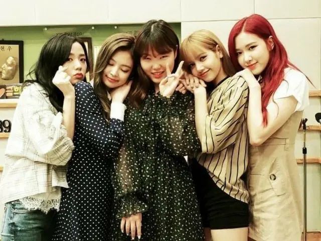 BLACKPINK、楽童ミュージシャンの妹スヒョンとの記念写真を公開