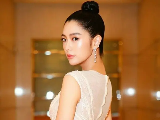 女優クララ、ドレス姿で完ぺきなSラインを披露