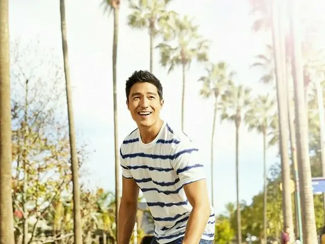 俳優ダニエル・ヘニー、ブランドMERRELLでバカンスファッションを公開
