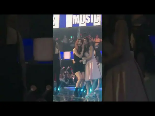 180629 TWICE サナとRed Velvetジョイの仲良し