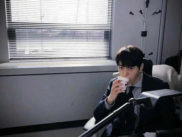 【G公式】INFINITE _エル、ドラマ「ミス・ハンムラビ」の撮影現場写真を公開。