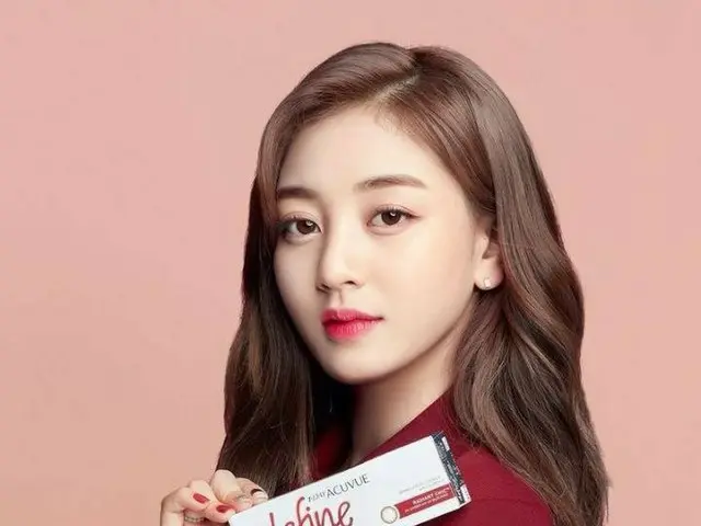TWICE、ACUVUEポスターその2