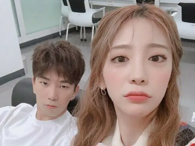 女優チェ・イェスル、MBLAQ 出身G.Oと一緒に出演したバラエティ番組「ビデオスター」の控室で撮ったセルカを公開