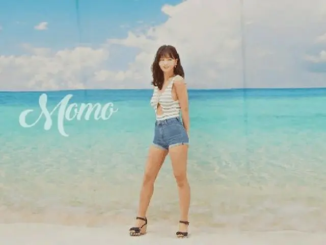 水着の衣装を着たTWICE モモがセクシーと話題