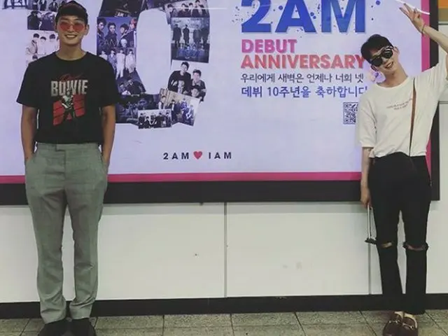 2AM チョ・グォン、ジヌンと一緒に撮ったデビュー10周年認証写真を公開