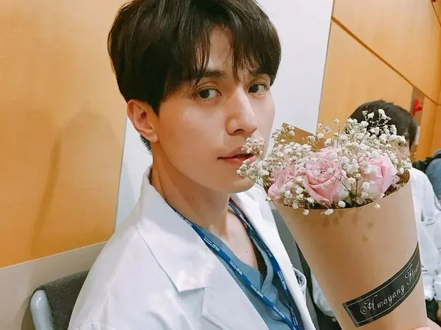 【G公式】俳優イ・ドンウク、ランチタイムにご飯食べに行ってくると言っていたのにサプライズで花をプレゼントされる。