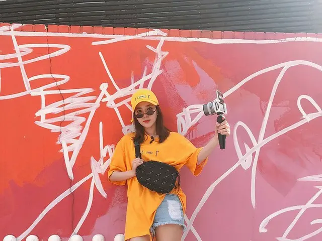 【g公式】2NE1_出身DARA、 「DaraTV」1周年を祝う。