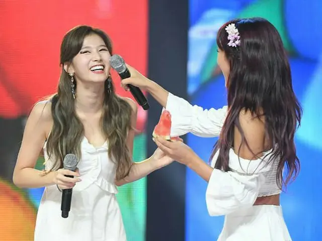 TWICE サナ、MBC every1「SHOW Champion」1位でスイカを食べながらアンコール