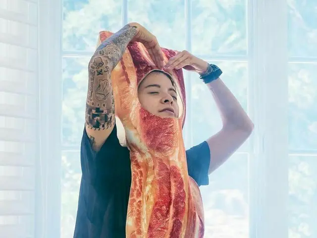 【g公式】f(x)_Amber、ベーコンに変身。