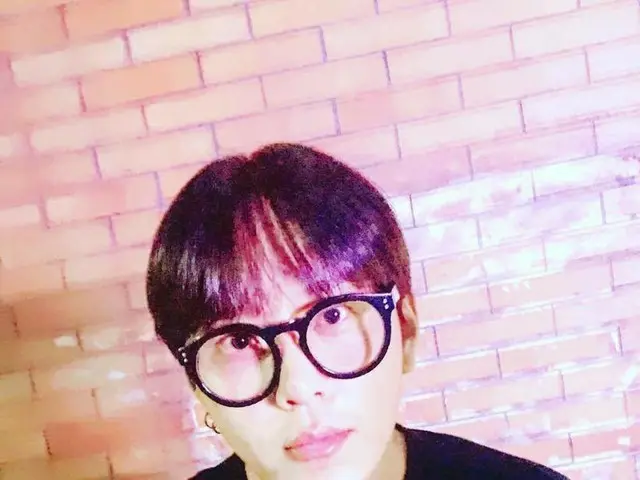 【G公式】HIGHLIGHT_ジュンヒョン、[何だ 何だ？私を撮っているの？]というコメントと共に可愛らしい表情を公開。