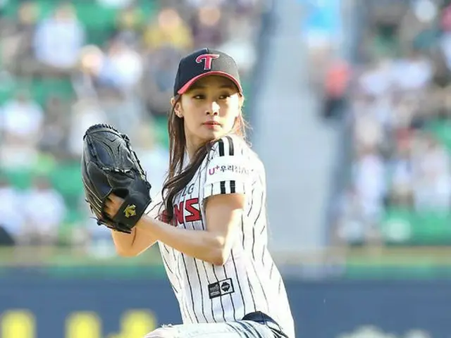 KARA 出身 ニコル、LGツインズと斗山ベアーズの試合前の始球式に参加