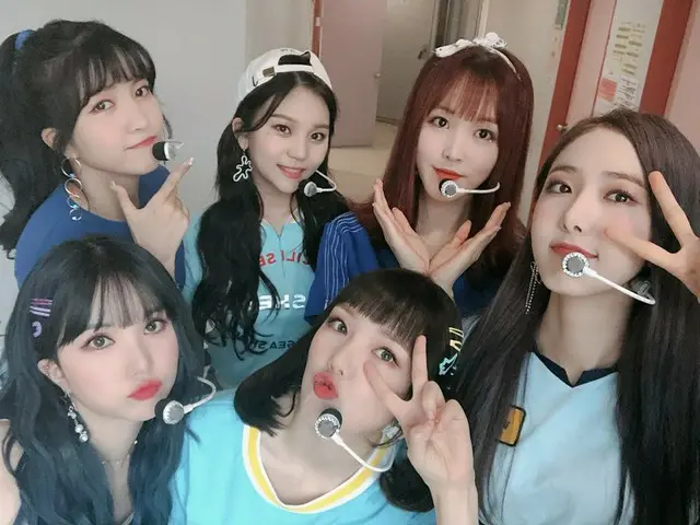 【t公式】GFRIEND、本日の「人気歌謡」バックステージでの様子を公開。