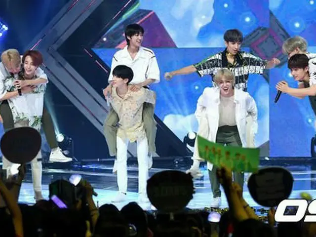 SEVENTEEN、MBC MUSIC「Show Champion」1位でおんぶセレモニー