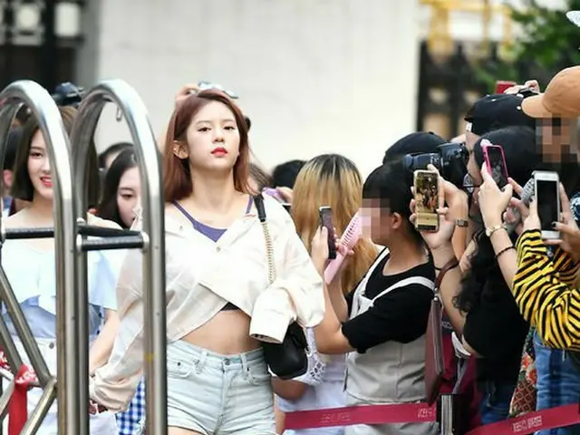 MOMOLAND、ファンから”カメラの洗礼”受ける…