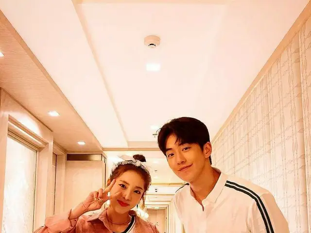 【g公式】2NE1_出身DARA、俳優ナム・ジュヒョク とのツーショットを公開。