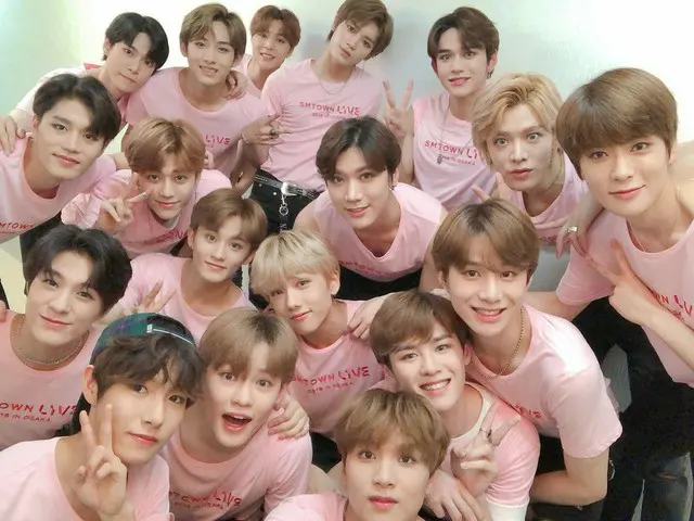 【T公式】「最多メンバー」のボーイズグループNCT、大変な全員集合の写真。