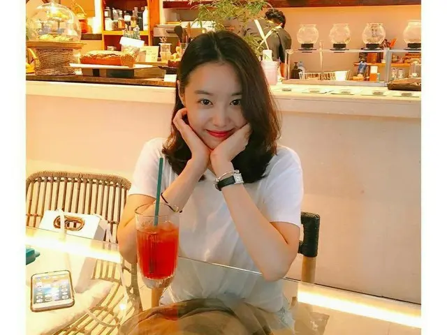 【g公式】SECRET_ジウン、”グッナイ💛”オシャレなカフェでの写真公開。