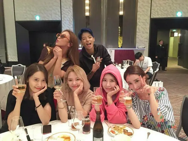 【g公式】f(x)_ルナ、エンバ＆少女時代ユナ＆ヒョヨンらSMファミリーとビールでいい気分になった写真を公開。