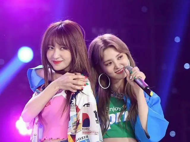 EXID ハニ＆ジョンファ、「V HEARTBEAT」で公演中にラブラブ