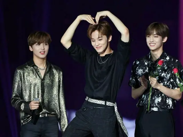 NCT 127 マーク、会場のファンからバースデーソングを歌ってもらい、ハートで応える