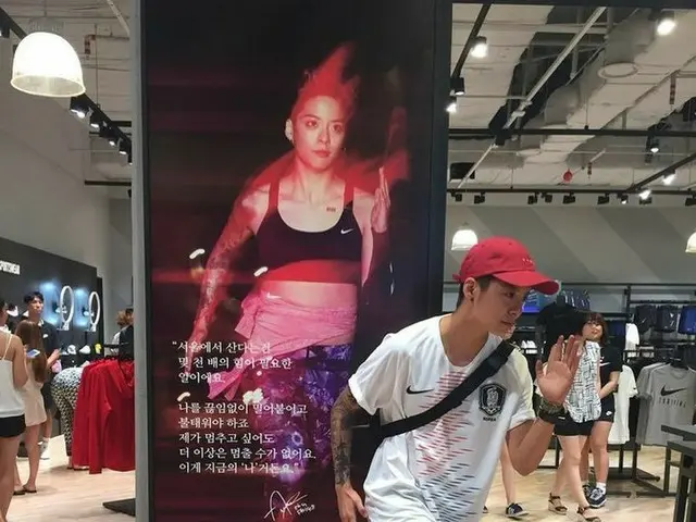【g公式】f(x)_Amber、広告ポスターから飛び出し。