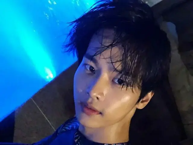 【G公式】VIXX N、夜中に水泳中。