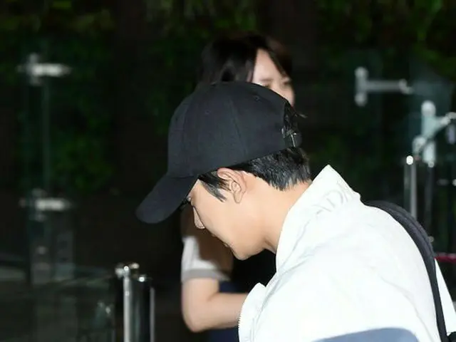 EXO Chanyeol、パスポートとチケットは「両手」で受け取る