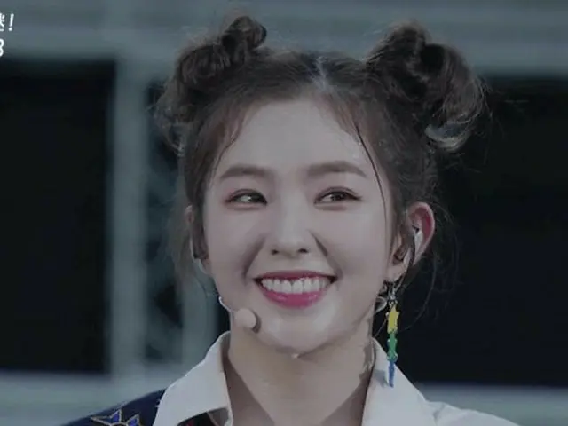 猛暑の中、笑顔を見せるRed Velvet アイリーン