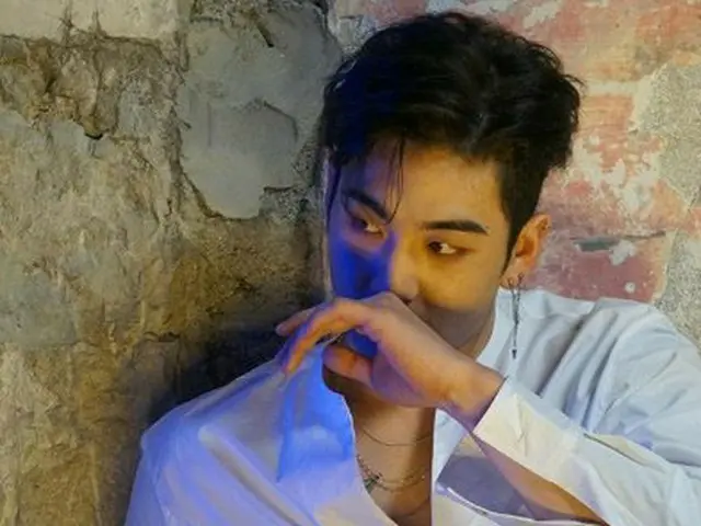 NU’EST W ベクホ、写真集撮影中の写真を公開