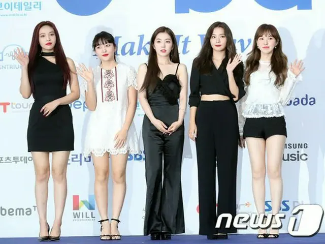 Red Velvet、「2018 SORIBADA BEST K-MUSIC AWARDS」ブルーカーペットに登場