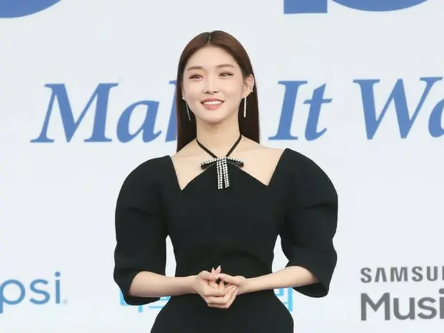 チョンハ、「2018 SORIBADA BEST K-MUSIC AWARDS」ブルーカーペットに登場
