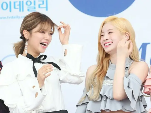 TWICE ジョンヨン＆ダヒョン、「2018 SORIBADA BEST K-MUSIC AWARDS」ブルーカーペットに楽しそうに登場