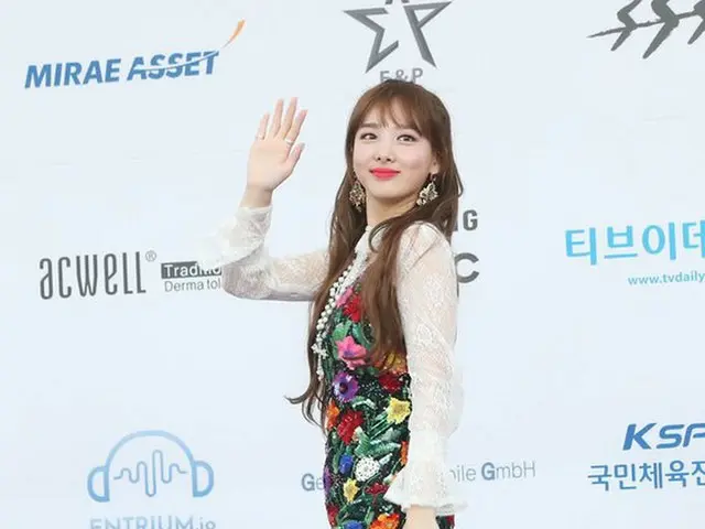 TWICE ナヨン、「2018 SORIBADA BEST K-MUSIC AWARDS」ブルーカーペットに元気よく登場