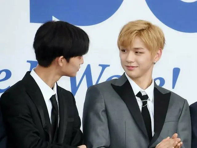Wanna One ペ・ジンヨン＆カン・ダニエル、「2018 SORIBADA BEST K-MUSIC AWARDS」ブルーカーペットに登場して何やらお話し中