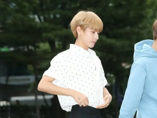 NCT DREAM、ウオーキングしながら衣装のフィット中