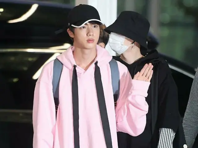 防弾少年団 JIN、「BTS WORLD TOUR ‘LOVE YOURSELF’」のためアメリカ・ロサンゼルスへ