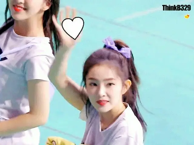 ファンに親しげに手を振るRed Velvet アイリーン