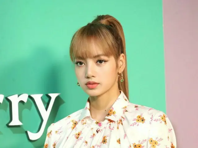 BLACKPINK LISA、MULBERRYのフォトコールに出席
