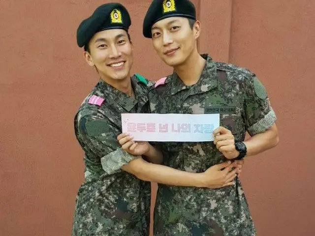 【T公式】Highlight、[訓練兵の写真] 元気にたくましく訓練所生活中のユン・ドゥジュンの写真を公開。