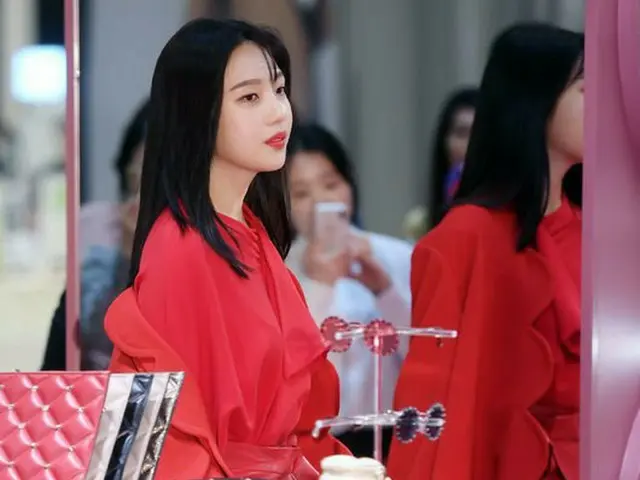 Red Velvet ジョイ、釜山・新世界百貨店で開かれたヴァレンティノポップアップストアOPEN記念フォトコールイベントに出席