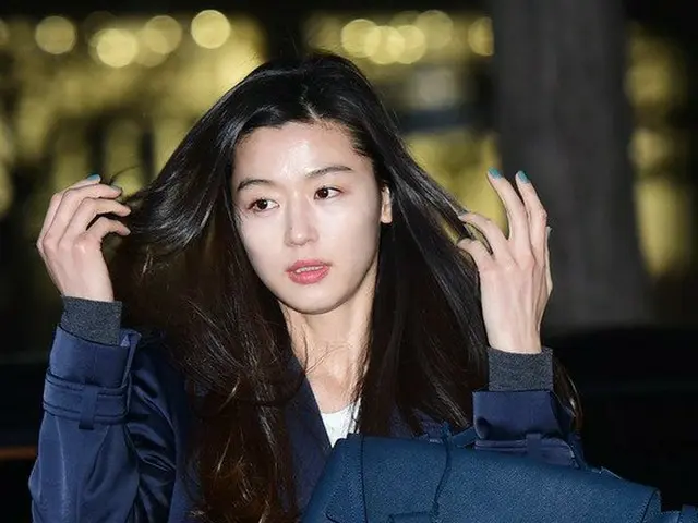 女優チョン・ジヒョン、ドラマ「青い海の伝説」打ち上げに参加。