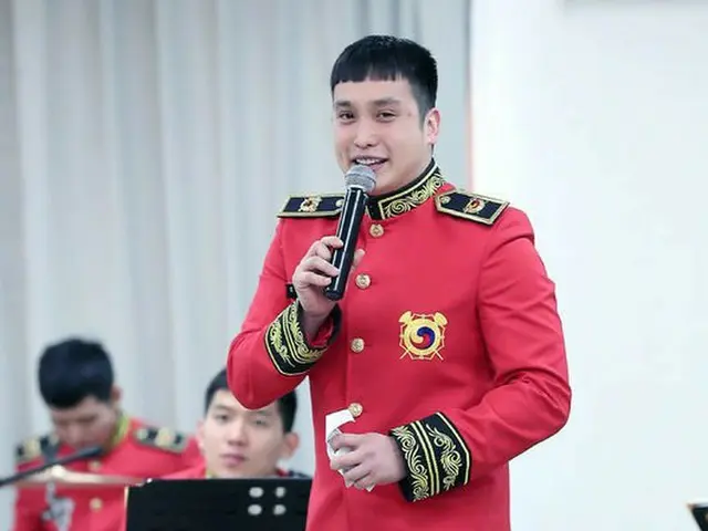 ZE：A テホン、軍入営前行事の司会。