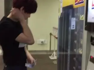 SF9、今時の自動販売機に当惑