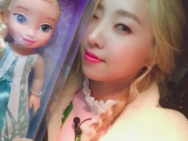 2NE1 出身 MINZY、双子の妹を公開。