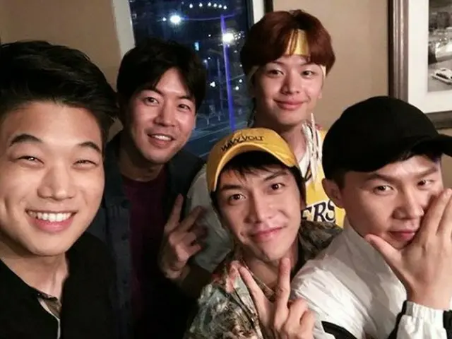 ハリウッド俳優イ・ギホン、イ・スンギ BTOB ユク・ソンジェら「チプサブイルチェ～師匠に弟子入り」の出演者と撮った写真を公開。
