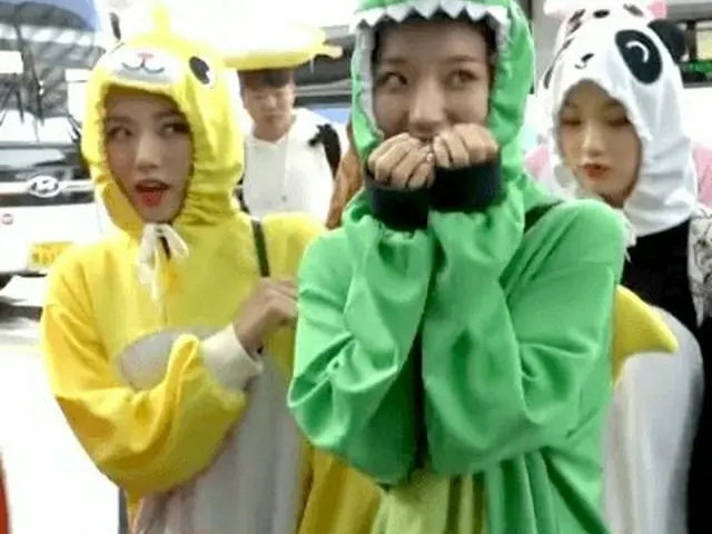 目立ちすぎる衣装で出国するfromis_9