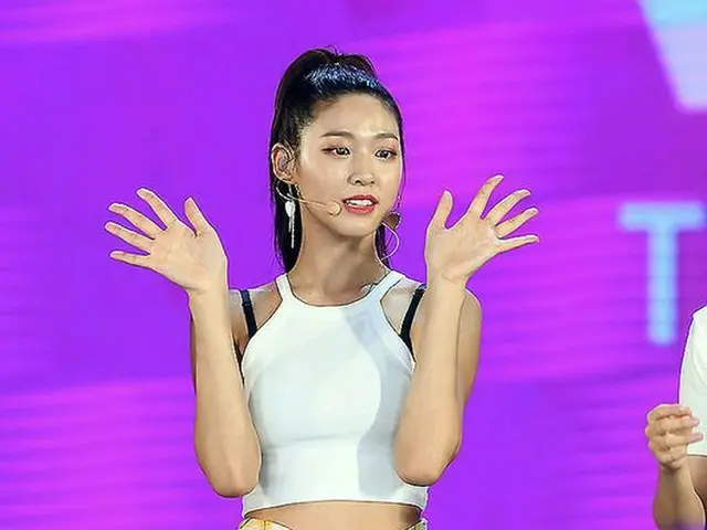 AOA ソリョン、「V HEARTBEAT」イベントで公演中